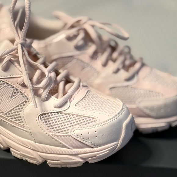 New Balance Pink Sneakers for Comfort and Performance - Picture 5 of 8